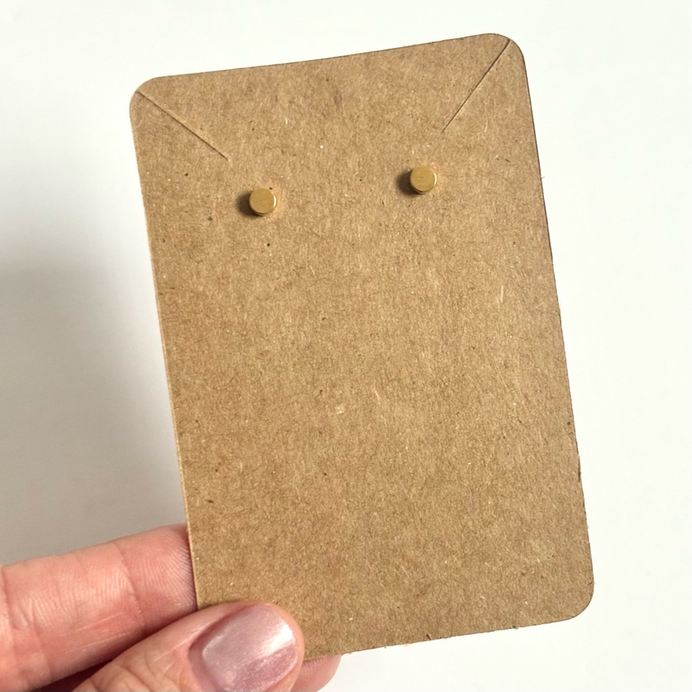 V stud earrings (14k gold-plated stainless steel) - Picture 3 of 5